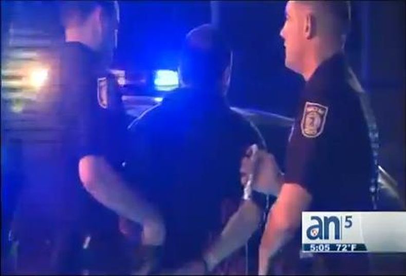 Un hombre sembró el pánico en  Hialeah cuando comenzó a disparar  frente a una escuela.  Al parecer se trata de un fanático religioso.