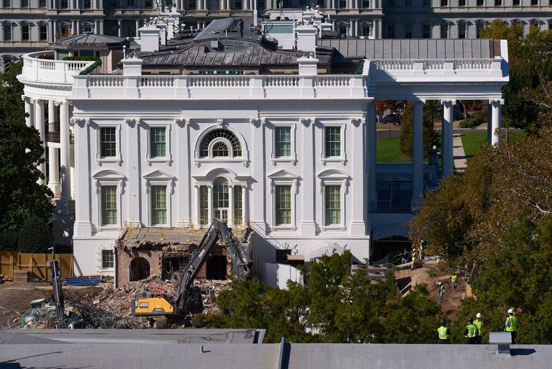 Obreros de la construcción en la azotea del Tesoro de Estados Unidos, abajo a la derecha, observan las obras en una parte prácticamente demolida del Ala Este de la Casa Blanca, el jueves 23 de octubre de 2025, en Washington, antes de la construcción de un nuevo salón de baile. (AP Foto/Jacquelyn Martin)