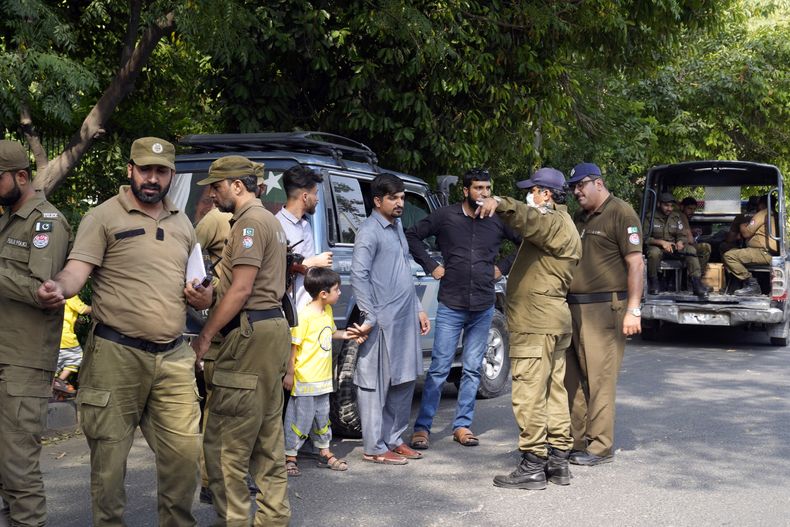 La presencia policial cerca de la casa del ex primer ministro paquistaní Imran Khan, en Lahore, Pakistán, el 17 de mayo de 2023. (Foto AP/K.M. Chaudary)