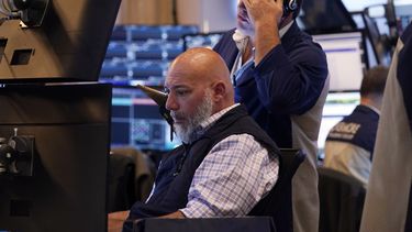 Dos operadores en el piso de remates de la Bolsa de Valores de Nueva York, el lunes 22 de julio de 2024. (Foto AP/Richard Drew)