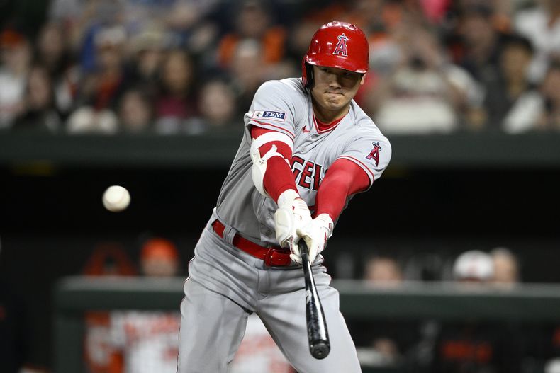 Shohei Ohtani de los Angelinos de Los Ángeles batea un sencillo en la novena entrada del juego ante los Orioles de Baltimore el lunes 15 de mayo del 2023. (AP Foto/Nick Wass)