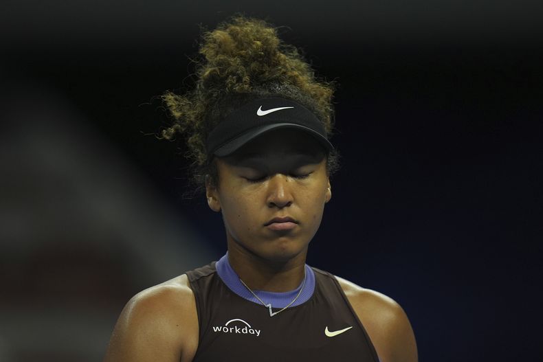 La japonesa Naomi Osaka reacciona durante el juego contra Coco Gauff, de Estados Unidos, en un partido individual femenino del torneo de tenis Abierto de China celebrado en el Centro Nacional de Tenis de Pekín, el martes 1 de octubre de 2024. (AP Foto/Ng Han Guan)