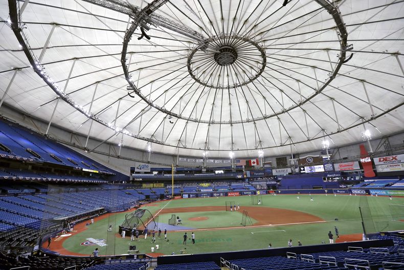 ARCHIVO - Miembros de los Rays de Tampa Bay realizan una práctica de bateo en el Tropicana Field, el 24 de julio de 2020. (AP Foto/Chris OMeara, archivo)