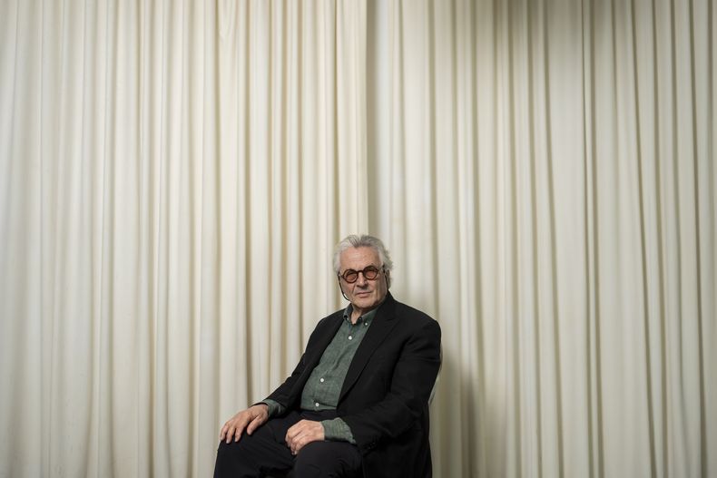 El director George Miller posa para un retrato para promover la película Furiosa: A Mad Max Saga en Los Ángeles, el viernes 10 de mayo de 2024. (Foto AP/Jae C. Hong)