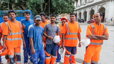operarios indios y pakistanies continuaran ganando miles de dolares en las construcciones de gaesa
