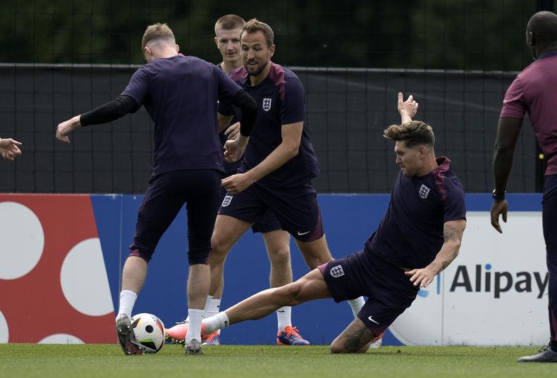 El inglés John Stones intenta detener un balón durante un ejercicio en la sesión de entrenamiento de la selección antes de su duelo de octavos de final de la Eurocopa ante Eslovaquia el sábado 29 de junio del 2024. (AP Foto/Thanassis Stavrakis)