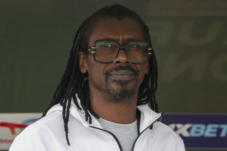 El técnico de Senegal Aliou Cisse en la banca antes del encuentro inicial de la Copa Africana de Naciones ante Gambia en Costa de Margfil el lunes 15 de enero del 2024. (AP Foto/Sunday Alamba)