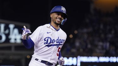 Betts, Freeman guían a Dodgers a otro triunfo sobre Gigantes