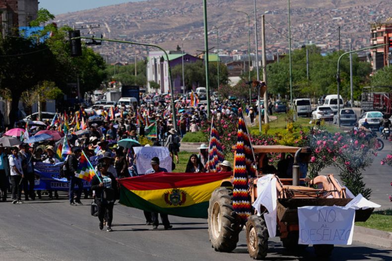 Manifestantes antigubernamentales marchan contra el aumento de los precios del diésel y la escasez de combustible en Cochabamba, Bolivia, el viernes 4 de septiembre de 2026. (AP Foto/Juan Karita)