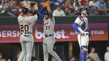 El cubano Andy Ibáñez celebra con su compañero de los Tigres de Detroit Spencer Torkelson después de que ambos anotaran en la tercera entrada del partido ante los Rangers de Texas, el lunes 26 de junio de 2023, en Arlington, Texas. El receptor de los Rangers es Jonah Heim. (AP Foto/LM Otero)
