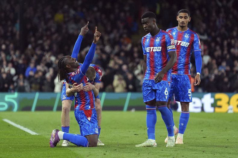 Eberechi Eze, izquierda, del Crystal Palace, celebra después de anotar el gol de su equipo durante el partido de fútbol de la Liga Premier frente a Nottingham Forest en el estadio Selhurst Park, en Londres, el lunes 5 de mayo de 2025. (Bradley Collyer/PA vía AP)