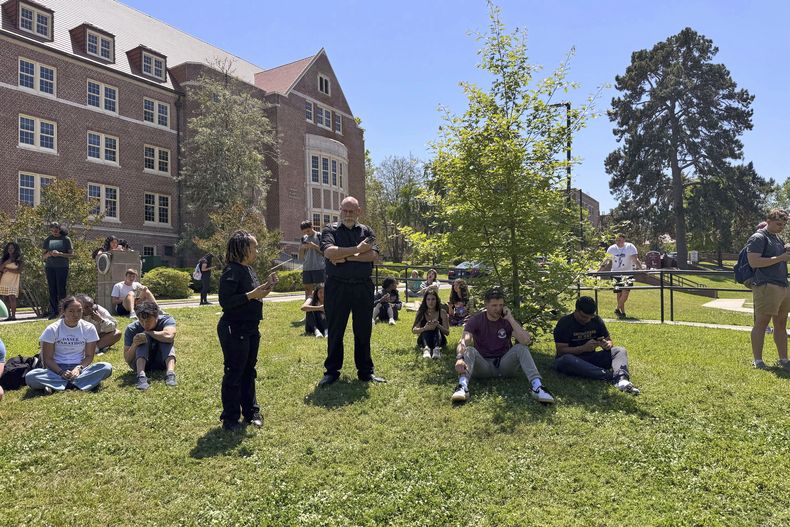 Estudiantes en la Universidad Estatal de Florida en Tallahassee, luego de un tiroteo allí el 17 de abril del 2025 (AP foto/Kate Payne)