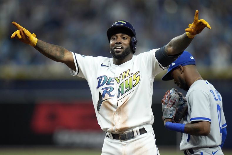 Randy Arozarena, de los Rays de Tampa Bay, celebra la carrera que produjo con un sencillo en contra de los Reales de Kansas City y el relevista, Jackson Kowar, con el que anotó Manuel Margot durante la octava entrada, el viernes 23 de junio de 2023, en San Petersburgo, Florida. (AP Foto/Chris OMeara)