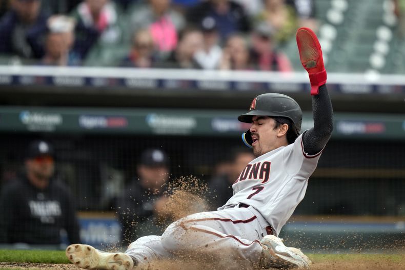 Corbin Carroll de los Diamondbacks de Arizona anota una carrera ante los Tigres de Detroit, el domingo 11 de junio de 2023, en Detroit. (AP Foto/Carlos Osorio)