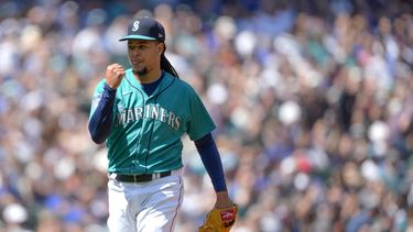 El dominicano Luis Castillo, abridor de los Marineros de Seattle, festeja durante el encuentro ante los Piratas de Pittsburgh, el sábado 27 de mayo de 2023 (AP Foto/Lindsey Wasson)