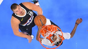 Nikola Jokic, pívot de los Nuggets de Denver, observa su disparo ante Derrick Jones Jr., de los Clippers de Los Ángeles, el miércoles 12 de noviembre de 2025 (AP Foto/Mark J. Terrill)