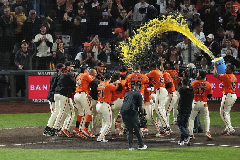 Los Gigantes de San Francisco festejan luego que su compañero Patick Bailey conectó un grand slam en la décima entrada del juego ante los Dodgers de Los Ángeles, el viernes 12 de septiembre de 2025 (AP Foto/Godofredo A. Vásquez)