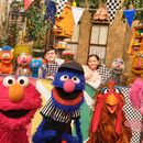 Esta imagen, publicada por Sesame Workshop, muestra a los personajes de los Muppets Elmo (izquierda), Grover (segundo por la izquierda) y Abby (derecha), del episodio de Sesame Street titulado Elmo Runs the Race. (Zach Hyman/Sesame Workshop via AP)