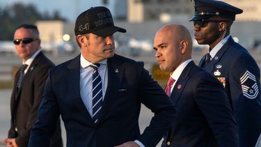 El secretario de Defensa, Pete Hegseth (izquierda, con gorra), y Walt Nauta, asesor personal del presidente Donald Trump, descienden del Air Force One el sábado 7 de marzo de 2026, en el Aeropuerto Internacional de Miami. (AP Foto/Mark Schiefelbein)