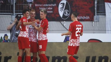 Philipp Lienhart (segundo a la izquierda) celebra junto su anotación a sus compañeros del Friburgo durante el partido ante el FC Augsburg en el Europa-Park Stadion, en Friburgo, Alemania, por la Liga Alemana, domingo 1 de octubre del 2023. (Philipp von Ditfurth/dpa via AP)