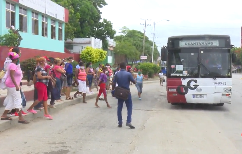 Cuba comienza a arrendar los ómnibus del transporte público a privados en Guantánamo