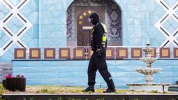 Un agente de policía camina ante el Centro Islámico Hamburgo con el imán Ali Mosque durante una redada el miércoles 24 de julio de 2024, en Hamburgo, Alemania. (Daniel Bockwoldt/dpa via AP)