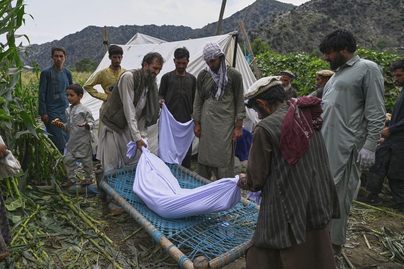 El cuerpo de una niña que fue sacada de los escombros tras el sismo de magnitud 6,0 del domingo por la noche, en una zona remota de la provincia de Kunar, Afganistán, el martes 2 de septiembre de 2025 (AP Foto/Nava Jamshidi)