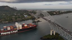 ARCHIVO - Un buque de carga navega bajo el puente de Las Américas en el Canal de Panamá, en la Ciudad de Panamá, el jueves 13 de marzo de 2025. (AP Foto/Matías Delacroix, Archivo)