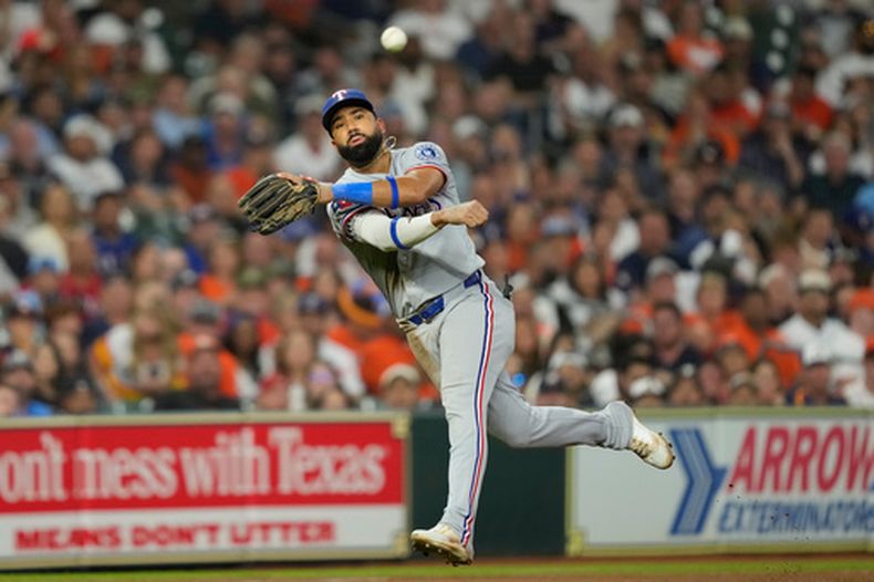 El tercera base de los Rangers de Texas, Ezequiel Duran, hace un tiro a la primera base para conseguir el out tras atrapar un roletazo de Jeremy Peña, de los Astros de Houston, durante la sexta entrada de un partido de béisbol el sábado 1 de agosto de 2026, en Houston. (Foto AP/David J. Phillip)