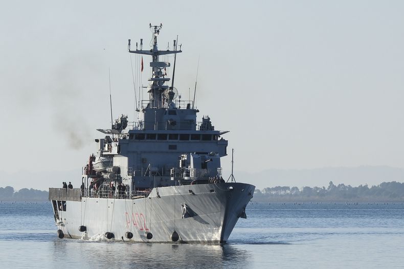 El buque Libra de la Marina de Italia se acerca al puerto de Shengjin, en el noroeste de Albania, el 8 de noviembre de 2024, con el segundo grupo de ocho migrantes interceptados en aguas internacionales para ser procesados en un centro de procesado habilitado en el país. (AP Foto/Vlasov Sulaj)