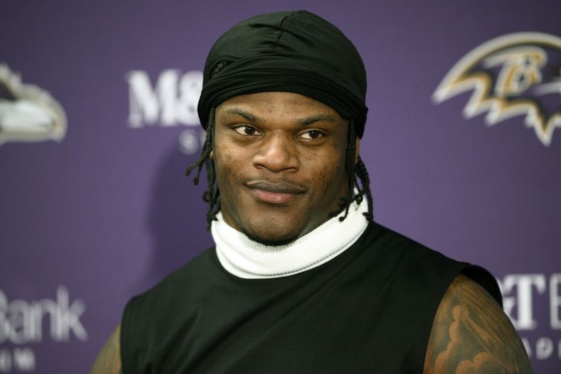 ARCHIVO - El mariscal de campo de los Ravens de Baltimore, Lamar Jackson, habla durante una conferencia de prensa después de un partido divisional de playoffs de la AFC contra los Texans de Houston, el sábado 20 de enero de 2024, en Baltimore. Lamar Jackson es finalista de los premios al Jugador Más Valioso y al Jugador Ofensivo del Año 2023 de la NFL de The Associated Press. Los ganadores serán anunciados en NFL Honors el 8 de febrero. (AP Foto/Nick Wass, Archivo)