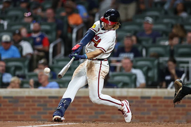 Jim Jarvis, de los Bravos de Atlanta, batea un doble productor en la octava entrada del juego de béisbol de Grandes Ligas contra los Padres de San Diego, el miércoles 22 de julio de 2026, en Atlanta. (AP Foto/Colin Hubbard)