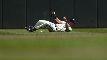 Alex Kirilloff, de los Mellizos de Minnesota, yace en el campo después de fallar en su intento de atrapar una pelota en un sencillo productor de dos carreras de Alejandro Kirk, de los Azulejos de Toronto, durante la segunda entrada del juego de béisbol, el domingo 28 de mayo de 2023, en Minneapolis. (AP Foto/Abbie Parr)