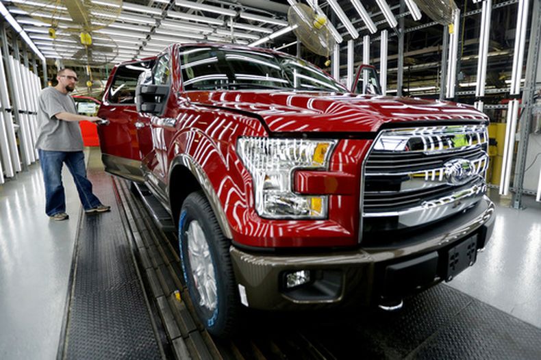 ARCHIVO - Un trabajador inspecciona una nueva camioneta Ford F-150 con carrocería de aleación de aluminio en la planta de ensamblaje de la compañía en Kansas City, el 13 de marzo de 2015 en Claycomo, Missouri. (Foto AP/Charlie Riedel, Archivo)