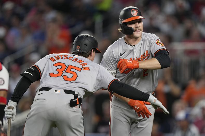 Gunnar Henderson, de los Orioles de Baltimore, a la derecha, es felicitado por Adley Rutschman (35) después de conectar un jonrón solitario contra los Nacionales de Washington durante la sexta entrada del juego de béisbol en el Nationals Park en Washington, el miércoles 8 de mayo de 2024. (AP Foto/Susan Walsh)