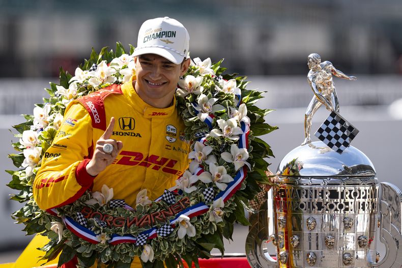 ARCHIVO - Alex Palou posa con el trofeo de campeón de las Indy 500, el lunes 26 de mayo de 2025, en Indianápolis. (AP Foto/Michael Conroy)