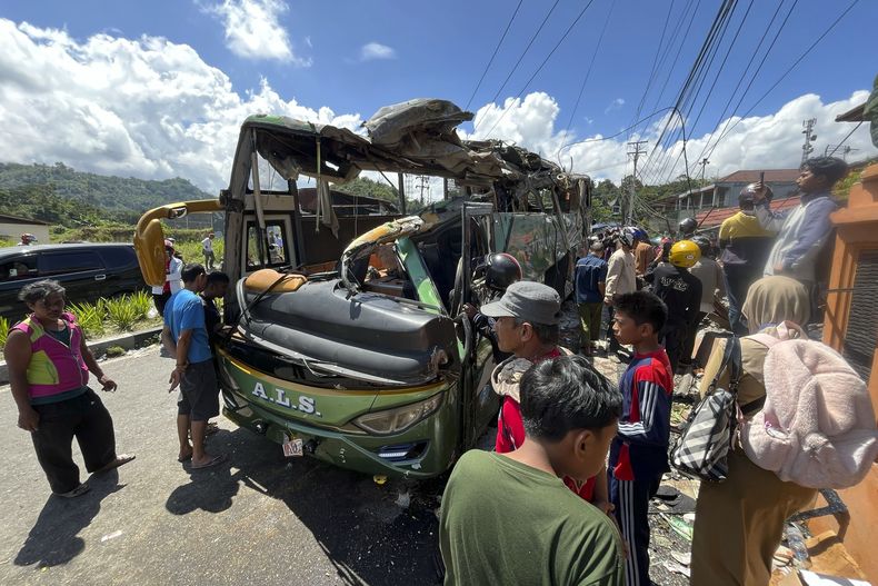 Cuerpos de rescate acuden al lugar donde ocurrió el accidente vial en Padang Panjang, provincia de Sumatra Occidental, Indonesia, el 6 de mayo del 2025. (AP foto/M.Sulthan Azzam)