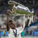 FILE - Vinicius Junior, del Real Madrid, sostiene el trofeo tras ganar la final de la Liga de Campeones de fútbol entre el Liverpool y el Real Madrid en Saint Denis, cerca de París, el 29 de mayo de 2022. (Foto AP/Kirsty Wigglesworth, Archivo)