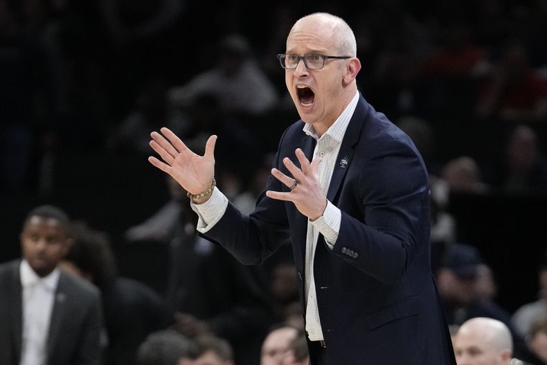 ARCHIVO - El entrenador de UConn Dan Hurley durante el partido contra Illinois, el sábado 30 de marzo de 2024. (AP Foto/Steven Senne)