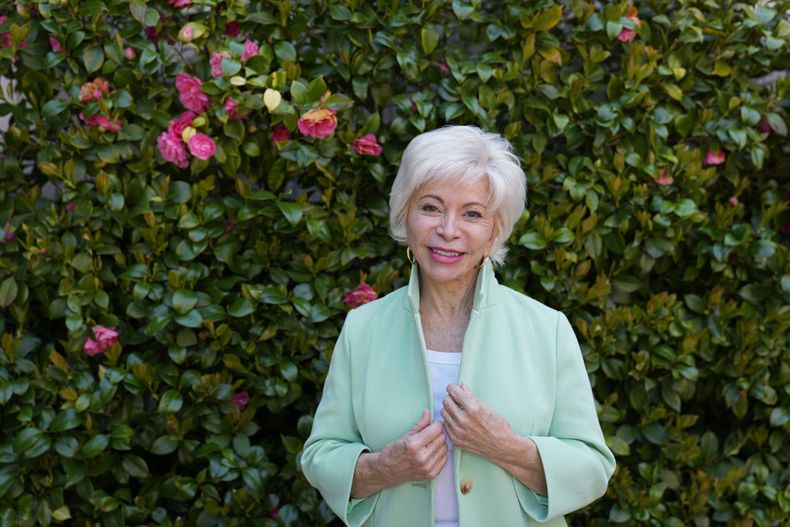 ARCHIVO - La autora Isabel Allende posa en su estudio de escritura en Sausalito, California, el 12 de abril de 2023. (Foto AP/Eric Risberg, archivo)