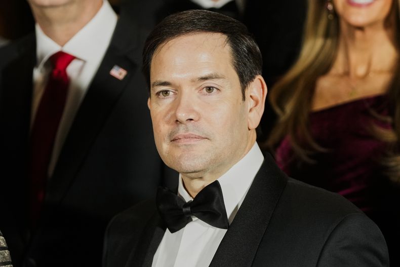 Marco Rubio, senador republicano por Florida y nominado por el presidente electo Donald Trump para secretario de Estado, posa para una fotografía en la Galería Nacional de Arte, el sábado 18 de enero de 2025, en Washington. (AP Foto/Mark Schiefelbein)
