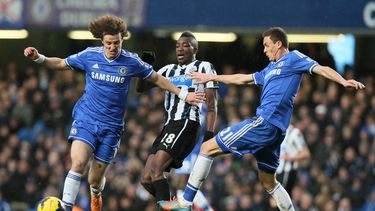 americateve | El jugador de Chelsea y la selecci&oacute;n brasile&ntilde;a, David Luiz, izquierda, controla el bal&oacute;n en un partido contra Newcastle el s&aacute;bado, 8 de febrero de 2014, en Londres.  (AP Photo/Alastair Grant)