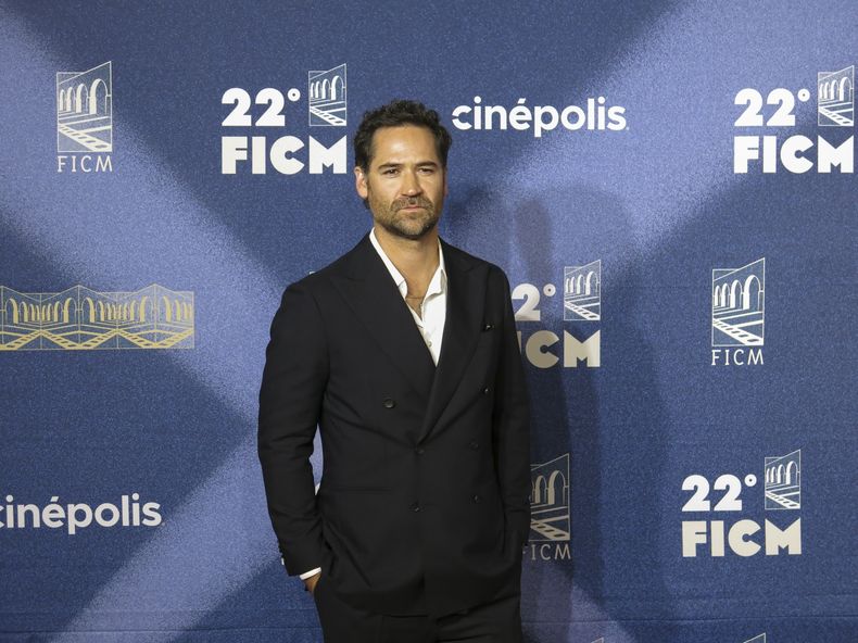 El actor Manuel García-Rulfo llega a la alfombra roja de la película Pedro Páramo en el Festival Internacional de Cine de Morelia, el sábado 19 de octubre de 2024, en Morelia, México. (Foto AP/Berenice Bautista)