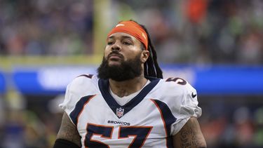 ARCHIVO - Foto del 25 de diciembre del 2022, Billy Turner con los Broncos de Denver deja el campo tras el juego ante los Rams de Los Ángeles. El lunes 1 de mayo del 2023, Turner firma con los Jets de Nueva York. (AP Foto/Kyusung Gong, Archivo)
