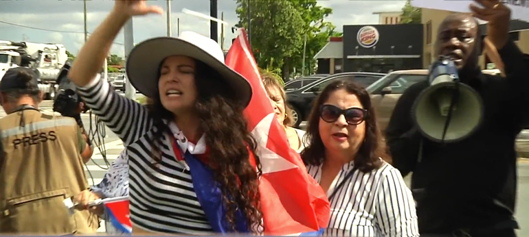 Exiliados cubanos en Miami protestan frente al banco que le está prestando servicio a la Embajada del régimen en Washington