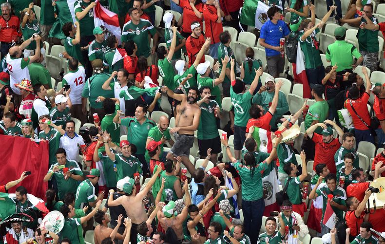 Hinchas de M&eacute;xico festejan en el estadio de Fortaleza durante un partido contra Brasil en el Mundial el martes, 17 de junio de 2014. (AP Photo/Francois Xavier Marit, pool)