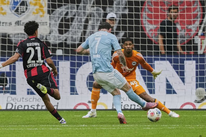 Oliver Burke del Unión de Berlín anota el segundo gol de su equipo ante el Eintracht Frankfurt en la Bundesliga el domingo 21 de septiembre del 2025. (AP Foto/Michael Probst)