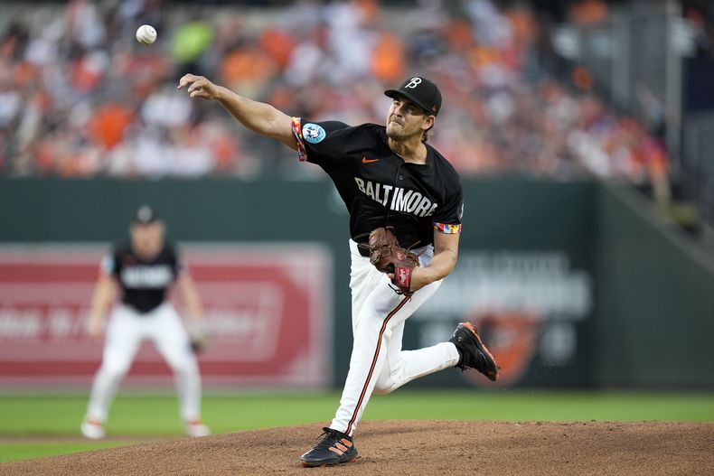 Dean Kremer, abridor de los Orioles de Baltimore, hace un lanzamiento en el duelo del viernes 6 de septiembre de 2024, ante los Rays de Tampa Bay (AP Foto/Stephanie Scarbrough)