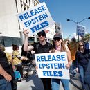 Manifestantes sostienen carteles donde exigen la divulgación de los archivos de Epstein durante una protesta de No Kings en el centro de Las Vegas, el sábado 18 de octubre de 2025. (Steve Marcus /Las Vegas Sun vía AP)