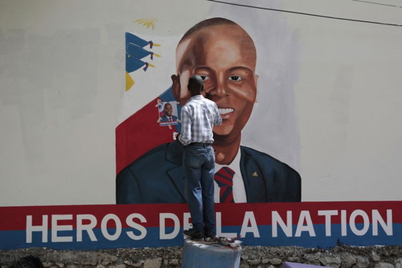 Artistas pintan un retrato del presidente haitiano Jovenel Moïse cerca de la residencia presidencial en donde fue asesinado hace dos años, el 7 de julio de 2023, en Puerto Príncipe, Haití. (AP Foto/Odelyn Joseph, Archivo)